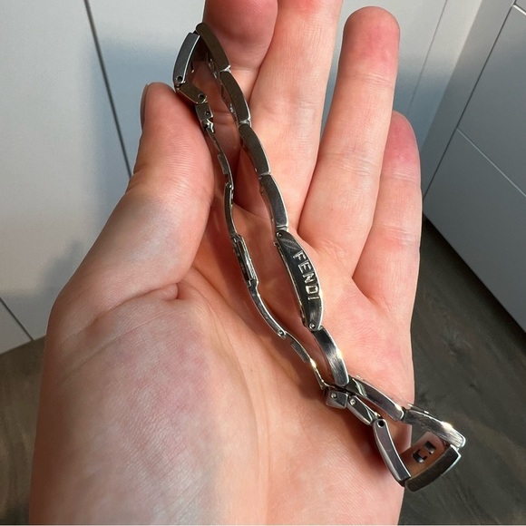 Fendi Logo Watch 14mm Working Condition - Picture 4 of 8